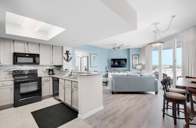 🌅Palms 1602 Updated Condo 🌴Beach Nearby + Lagoon Pool