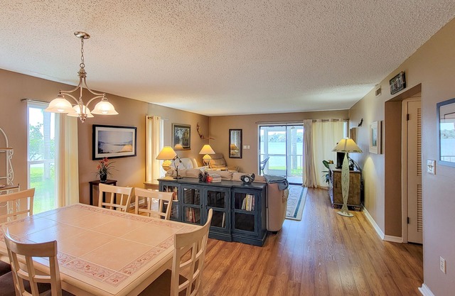 St. Johns River Condo w/2BR, Fish 30' From Patio