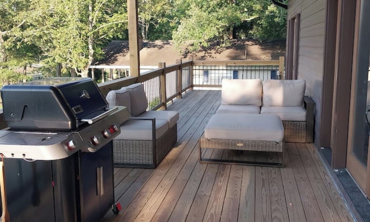 Jasper House | Spacious lake estate 7BR 5-1/2 baths, rec room , jacuzzi IMAX theater and Dolby