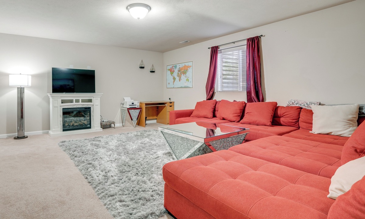 Westwood Cottage | Spacious Family Getaway w/Yard in Kalamazoo!