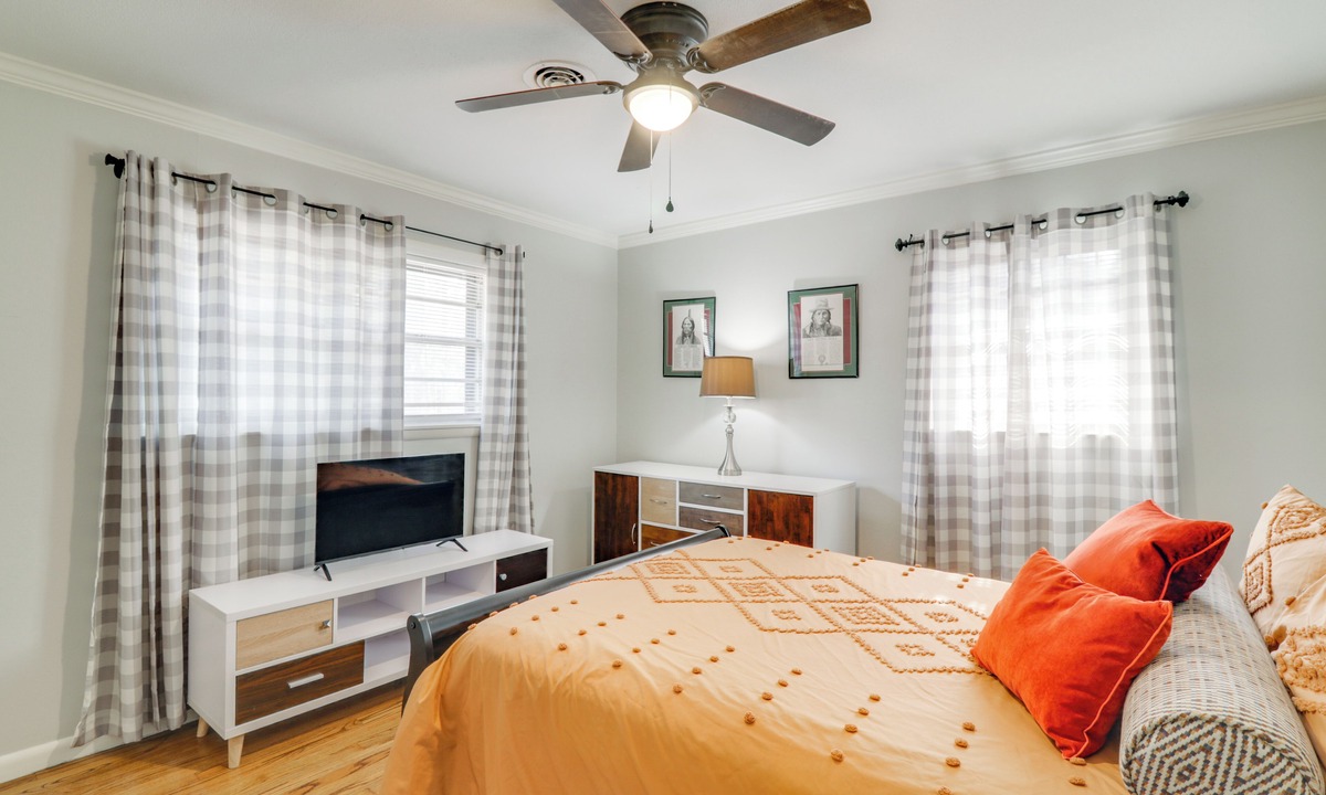 Pine Bluff Cottage | 3 Mi to Saracen Landing! Family Getaway w/Deck