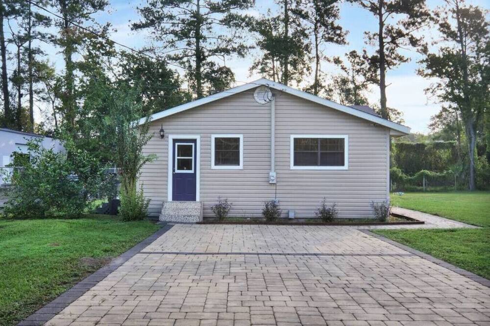 Southside House | Cozy Home with huge yard
