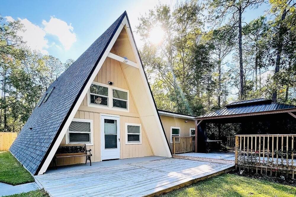 St. Augustine House | Green Acres is located on a traffic free street