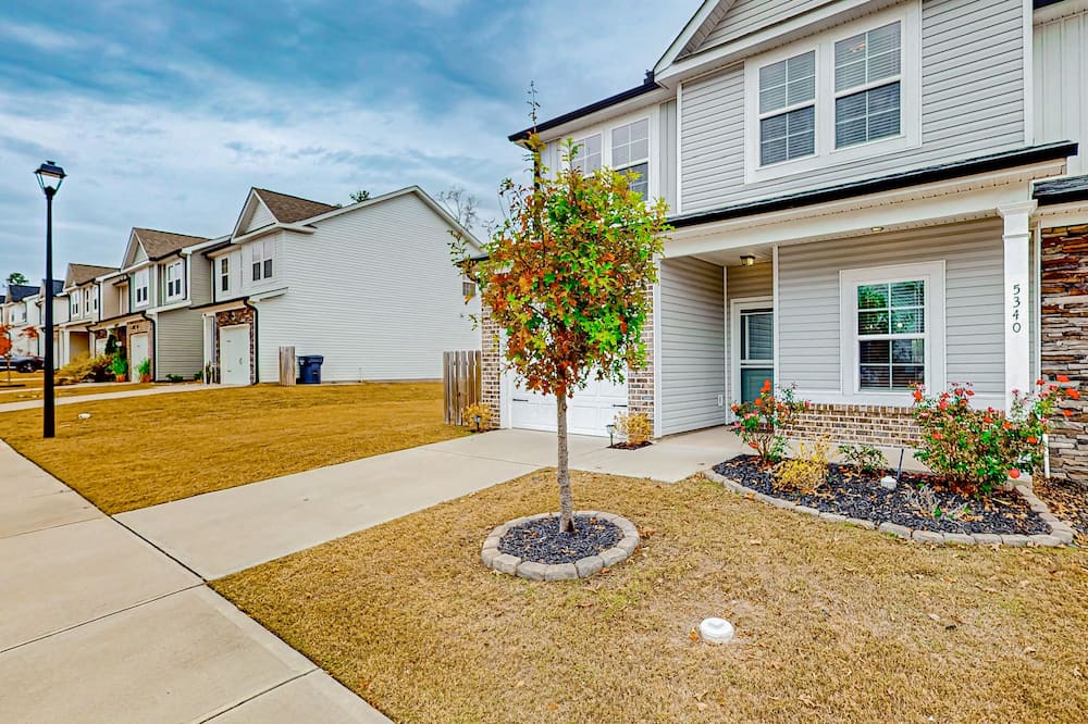 Grovetown House | Peaceful dog-friendly home with open layout, enclosed yard, high ceilings, & W/D