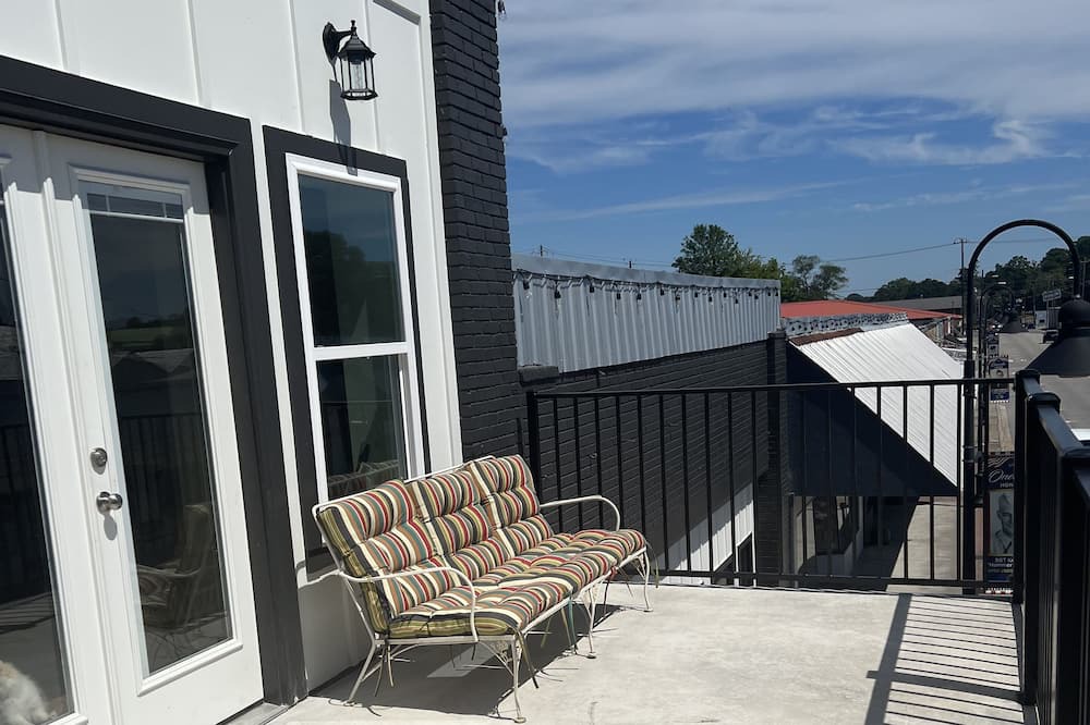 Oneonta Apartment | Loft apartment in entertainment district of town for the family!