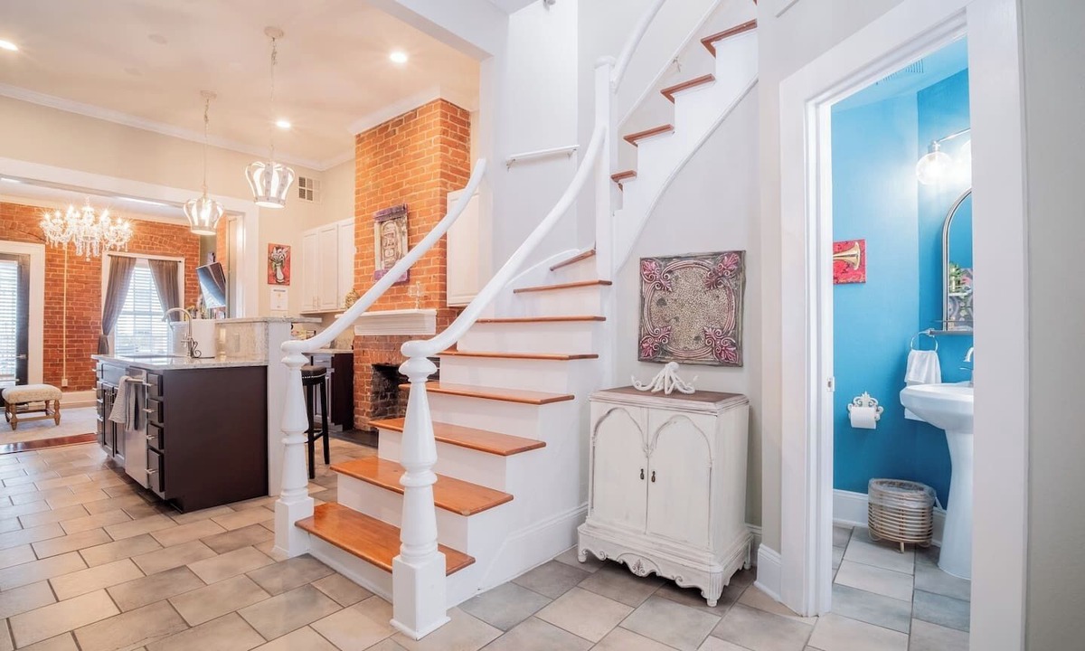 Faubourg Lafayette Apartment | Historic Stylish Townhouse | Steps to Streetcar