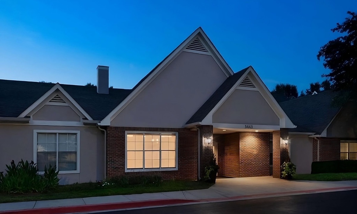 Town Center Apartment | Family Hotel with Fully Equipped Kitchen & Outdoor Pool in Downtown Kennesaw!