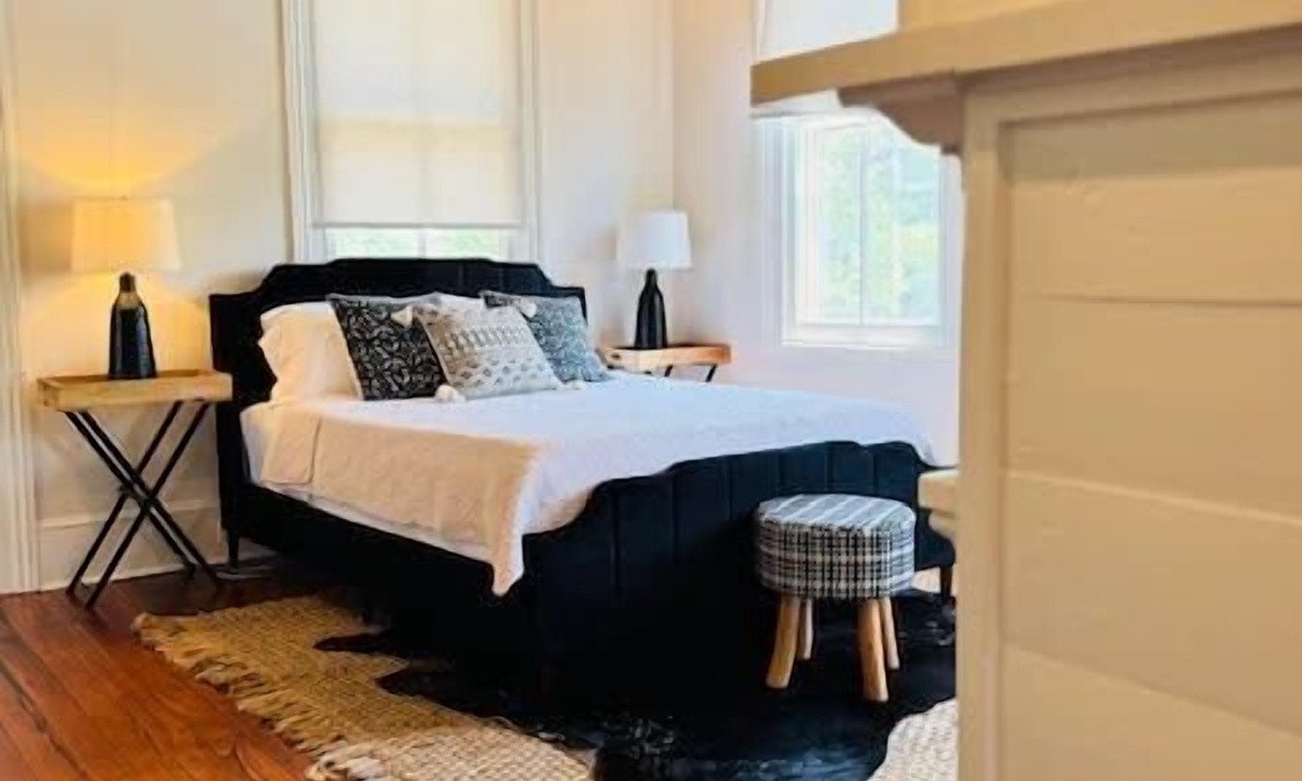 Old East Hill Apartment | The Kelley House | Suite 4 w/Balcony Access