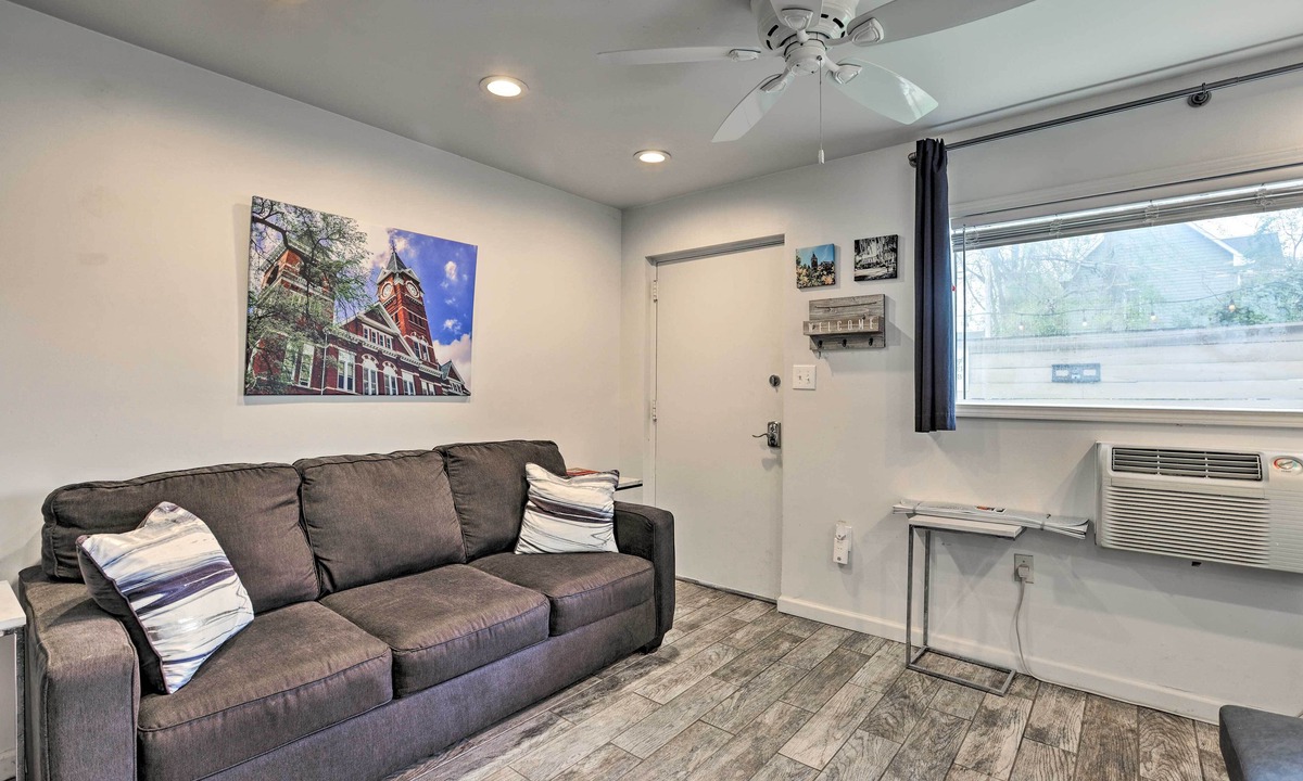 Auburn Apartment | Welcoming Auburn Studio - 1 Block to Campus!