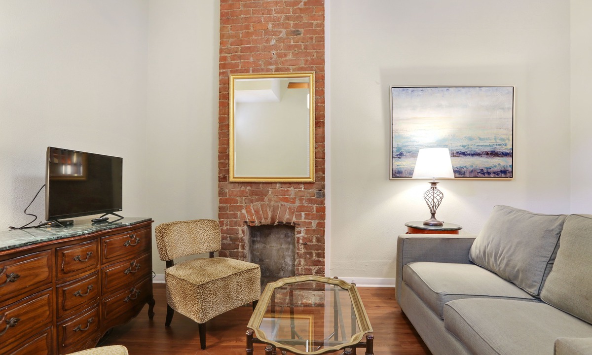 New Orleans Hotel | The Suite Life - 6BR, 4BA, 10 beds, sleeps 20 - Tour Discounts - French Quarter