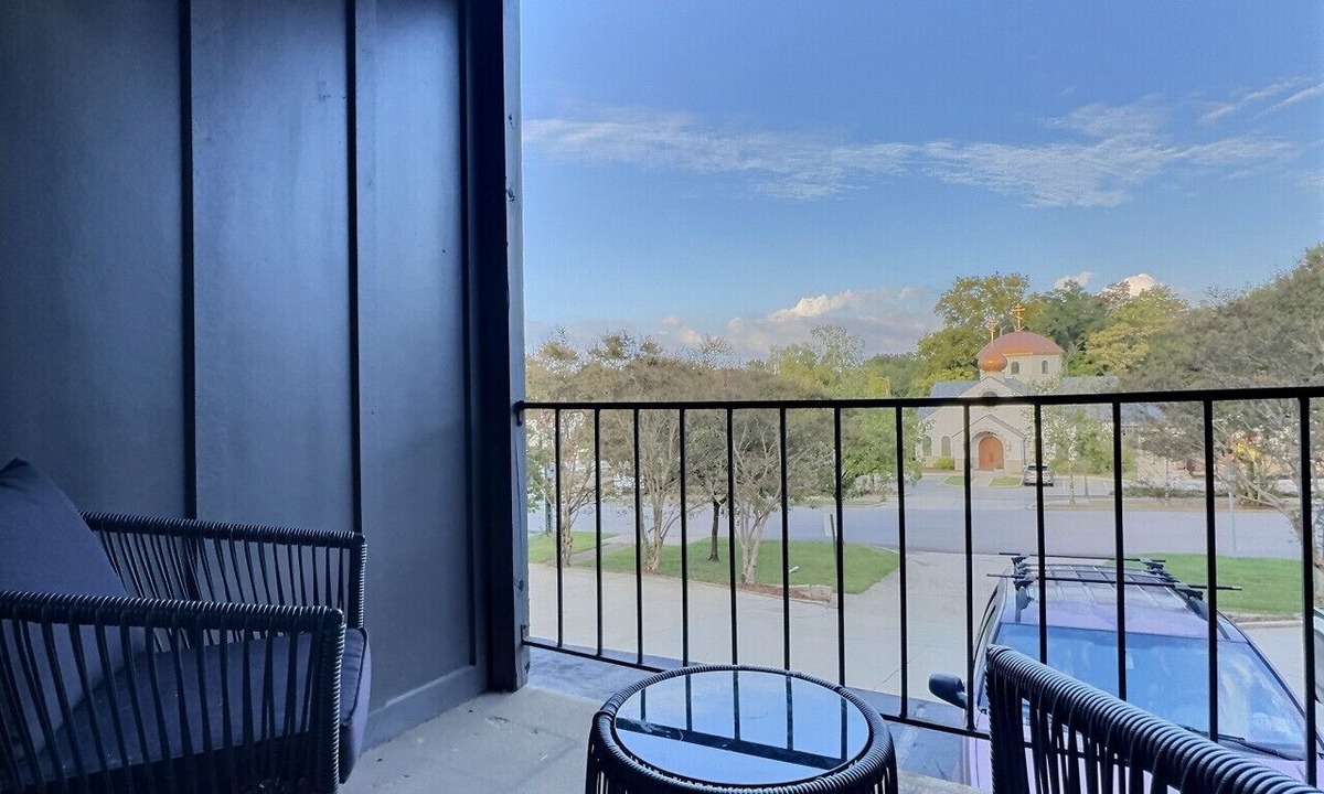 Birmingham Apartment | Central Bham Retreat w/Private Balcony + Parking