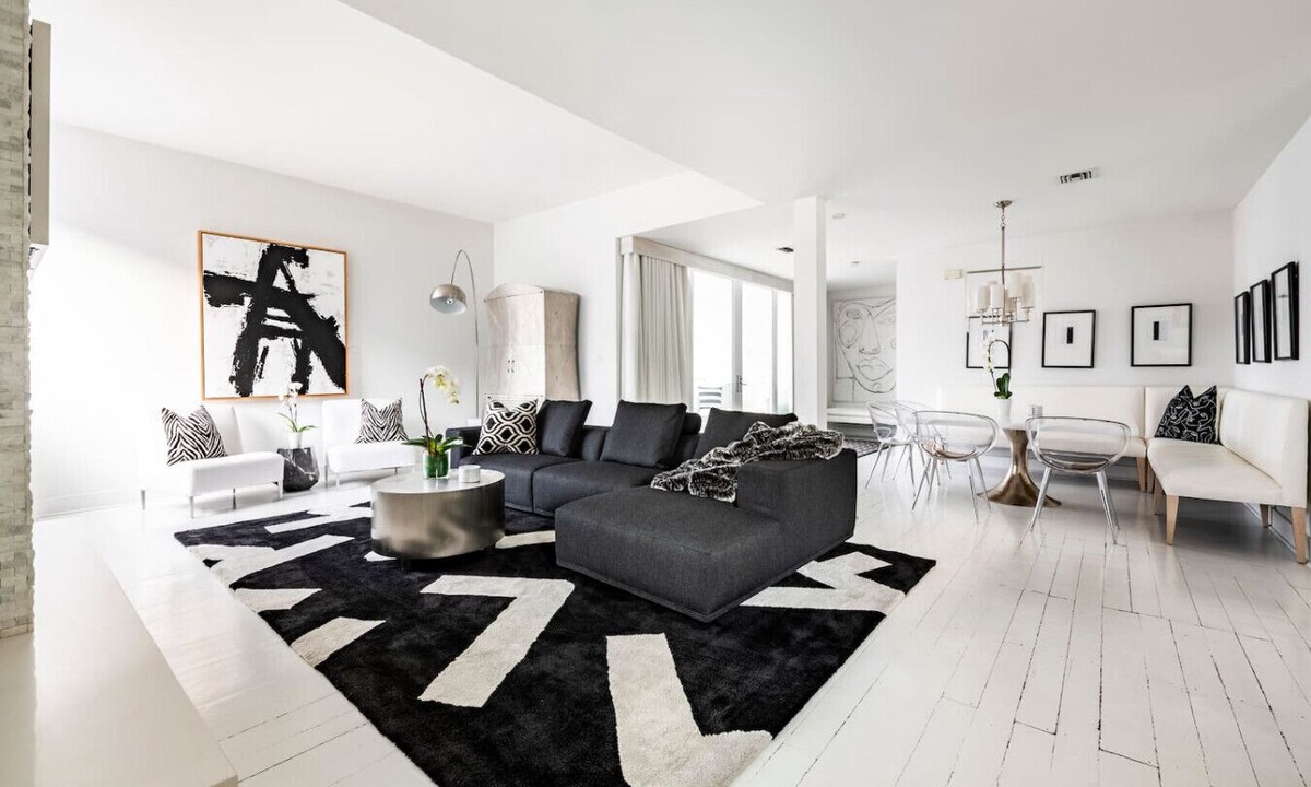 East Riverside Apartment | Designer Penthouse on Magazine Street w/Balcony