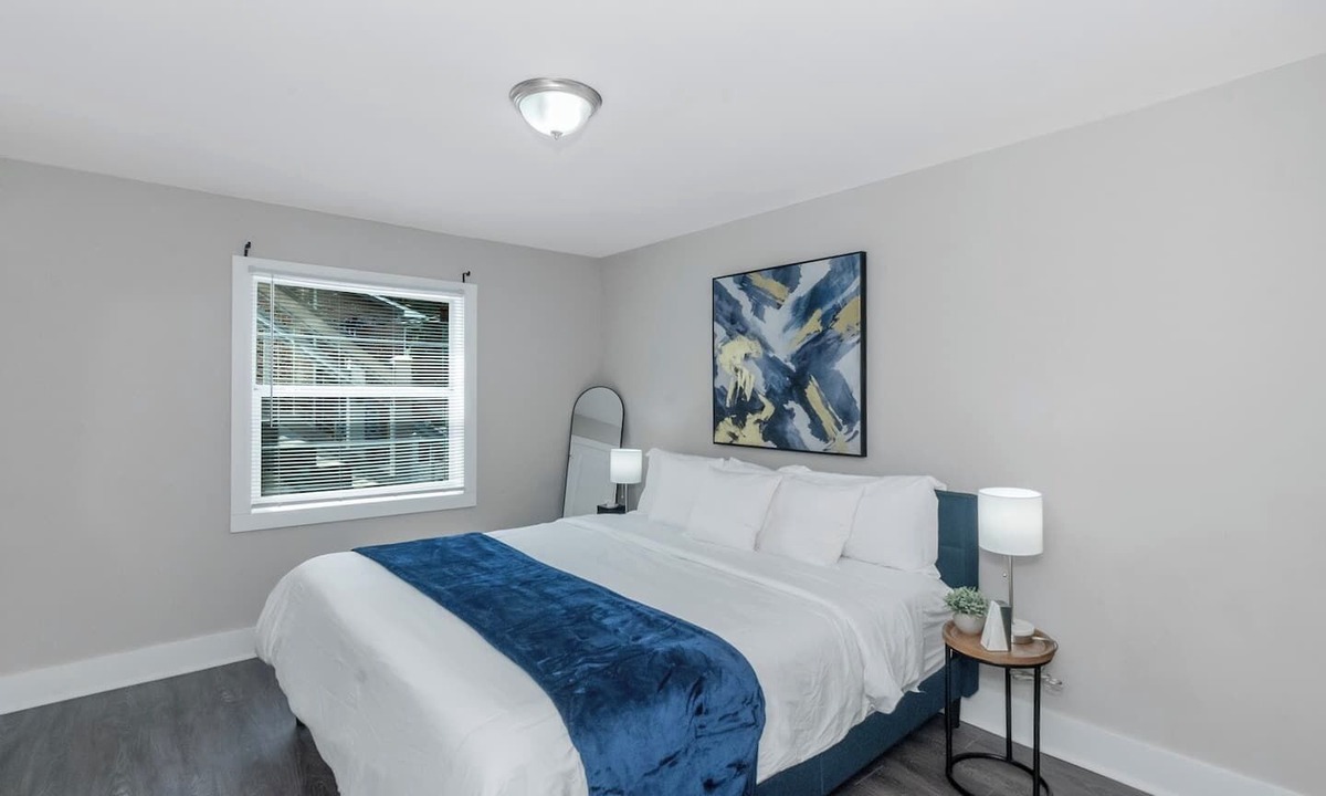 South Tuxedo Park Apartment | Central Buckhead 2BR apartment with king beds, full kitchen, fast Wi-Fi, and free parking — minutes from Lenox Square, Phipps Plaza, and top dining.