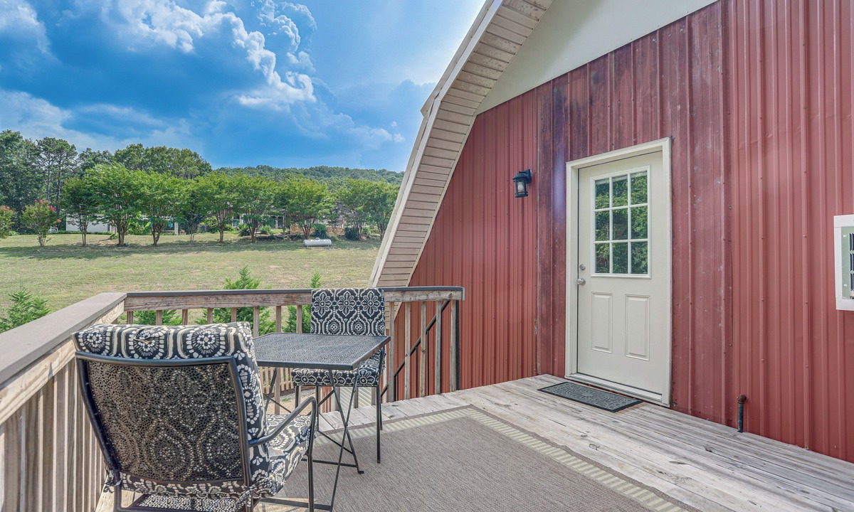 Cartersville Apartment | Lake Allatoona Area Studio w/2 Decks & Farm Views
