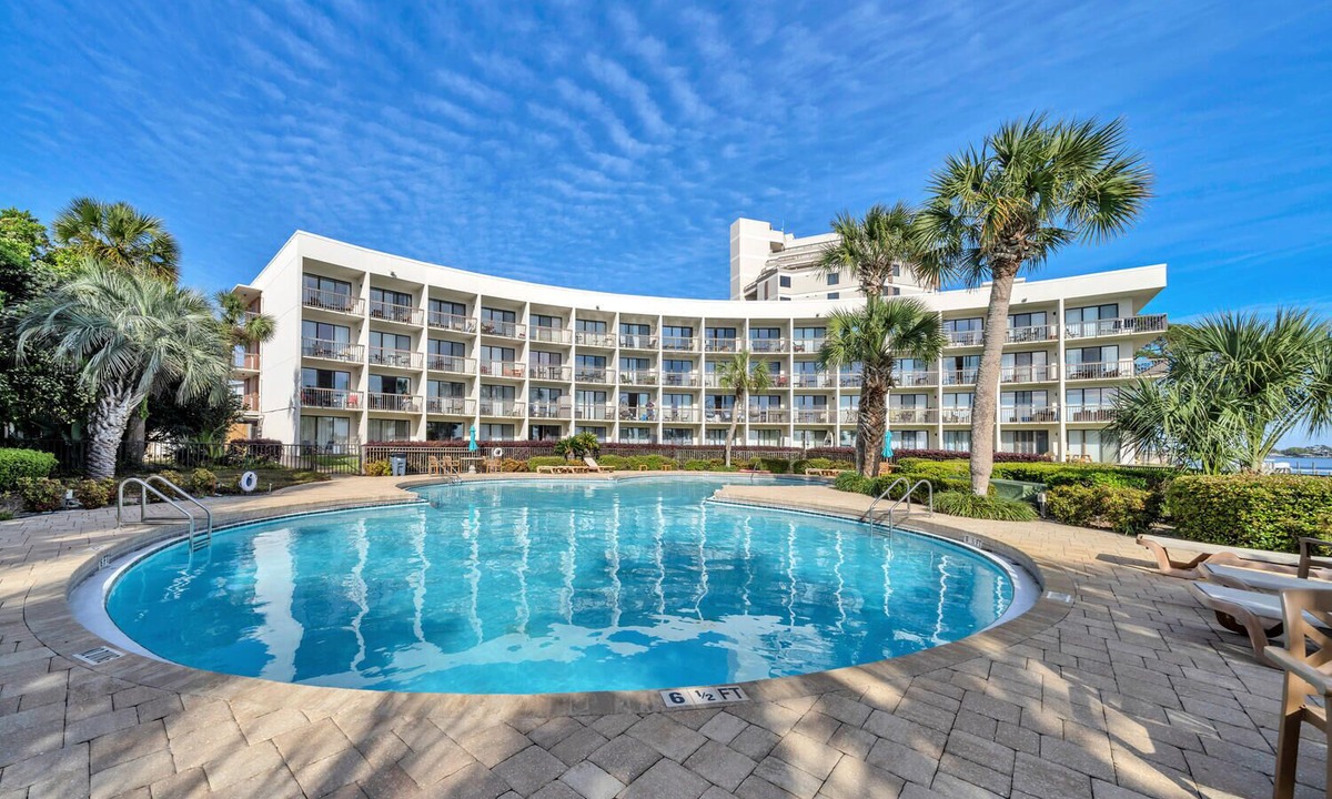 Fort Walton Beach Condo | Charming waterfront studio in wonderful Fort Walton Beach, FL w/awesome pool