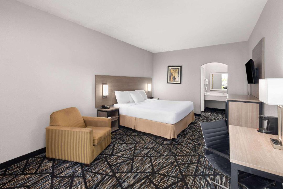 Tillmans Corner Hotel | Baymont by Wyndham Mobile/Tillmans Corner