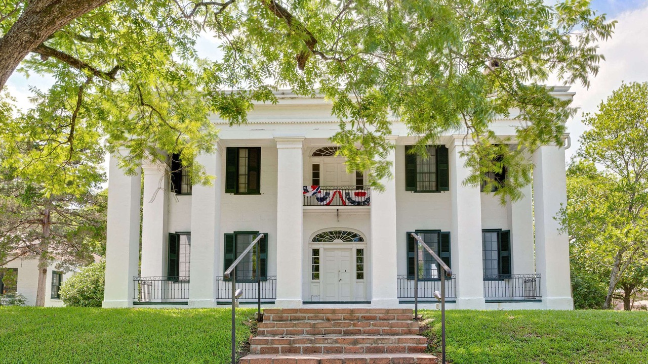 Photo of Buildings in Demopolis