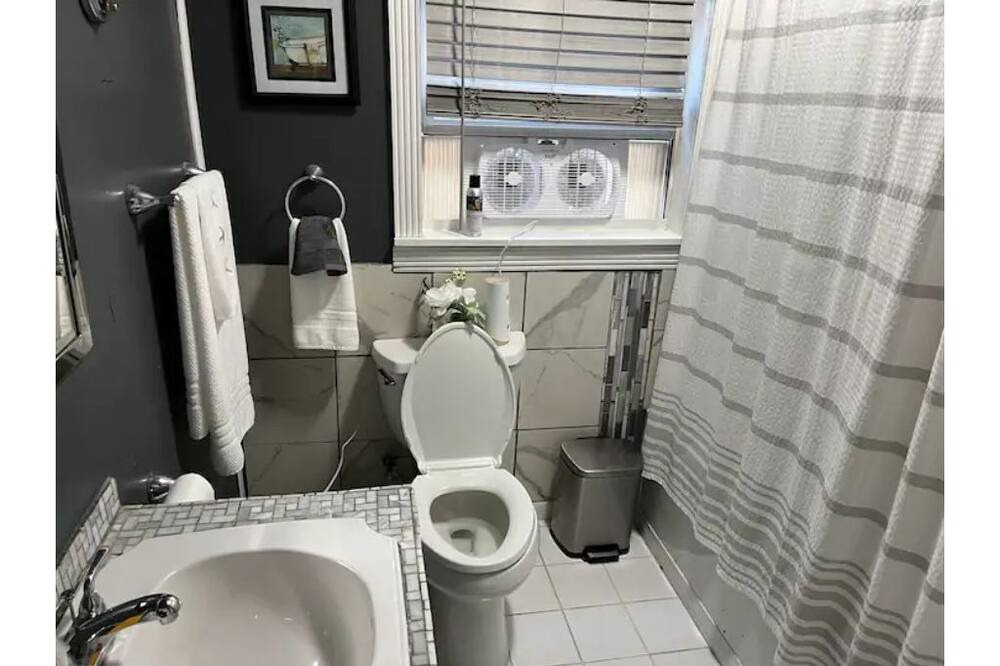 Photo of Bathroom in Midfield