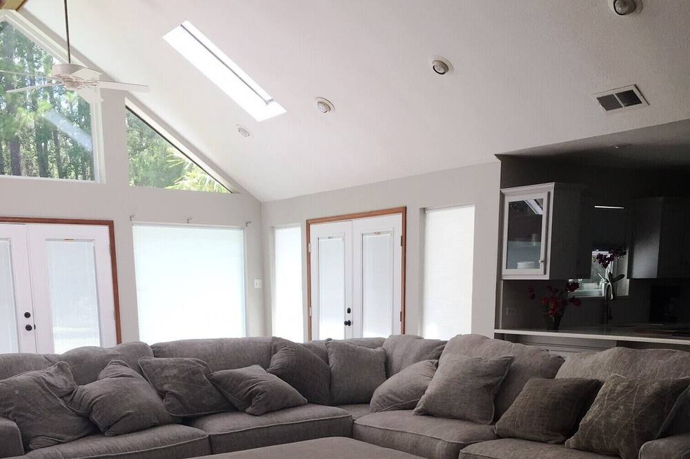 Photo of Livingroom in Theodore