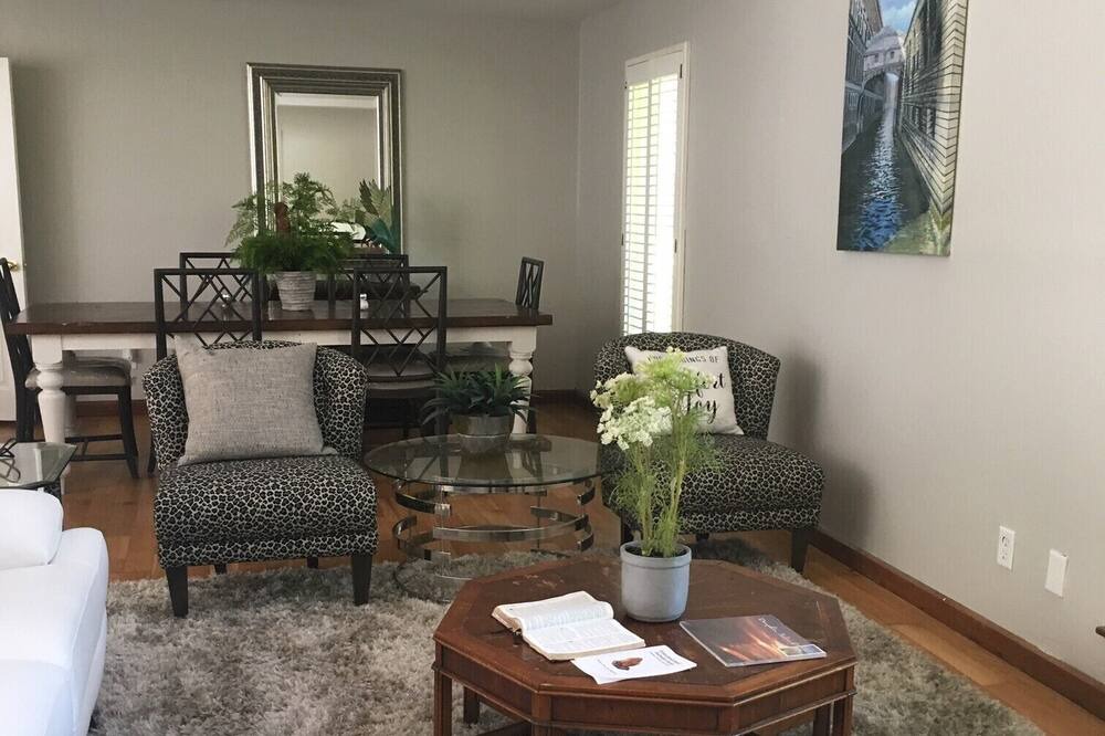 Photo of Livingroom in Theodore
