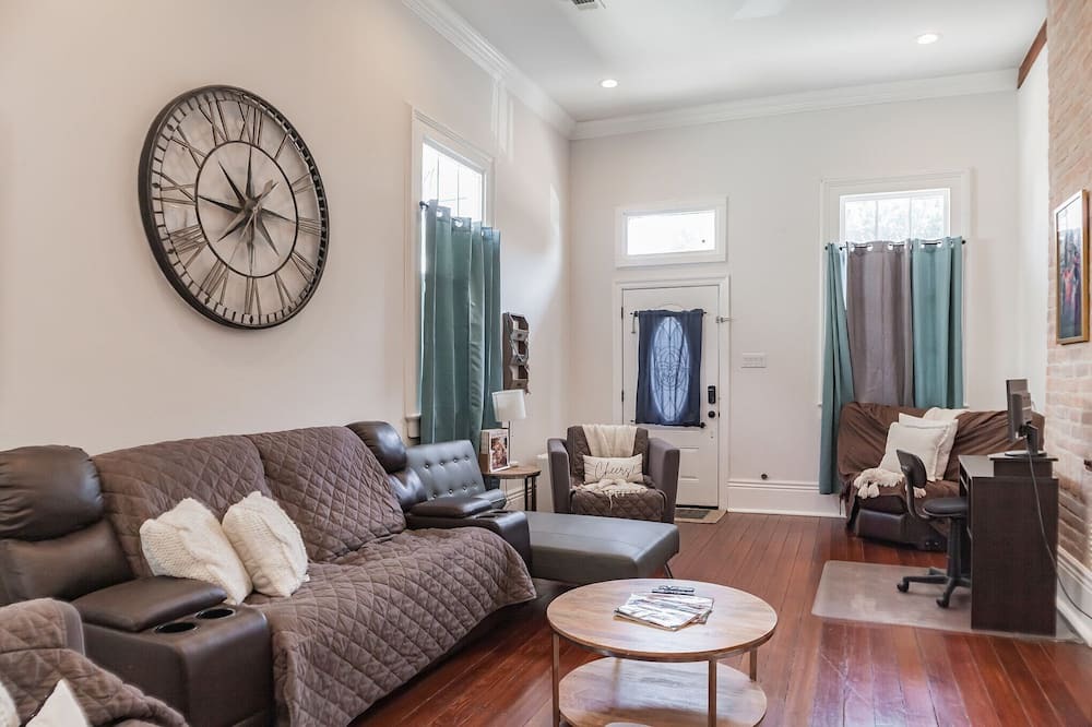 Photo of Livingroom in Esplanade Ridge