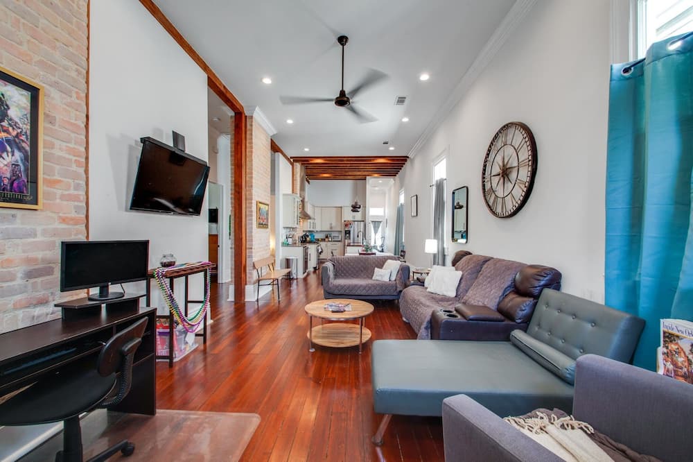 Photo of Livingroom in Esplanade Ridge
