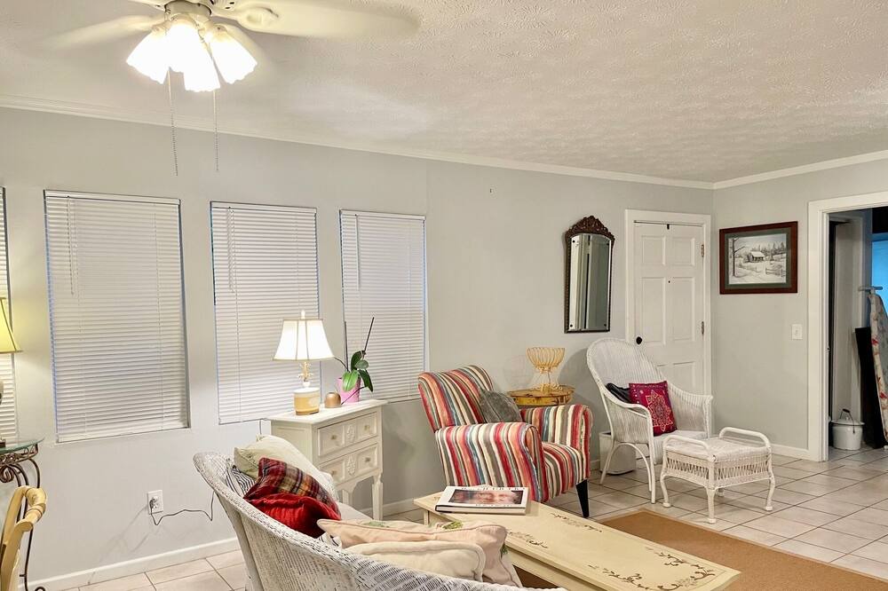 Photo of Livingroom in MacClenny