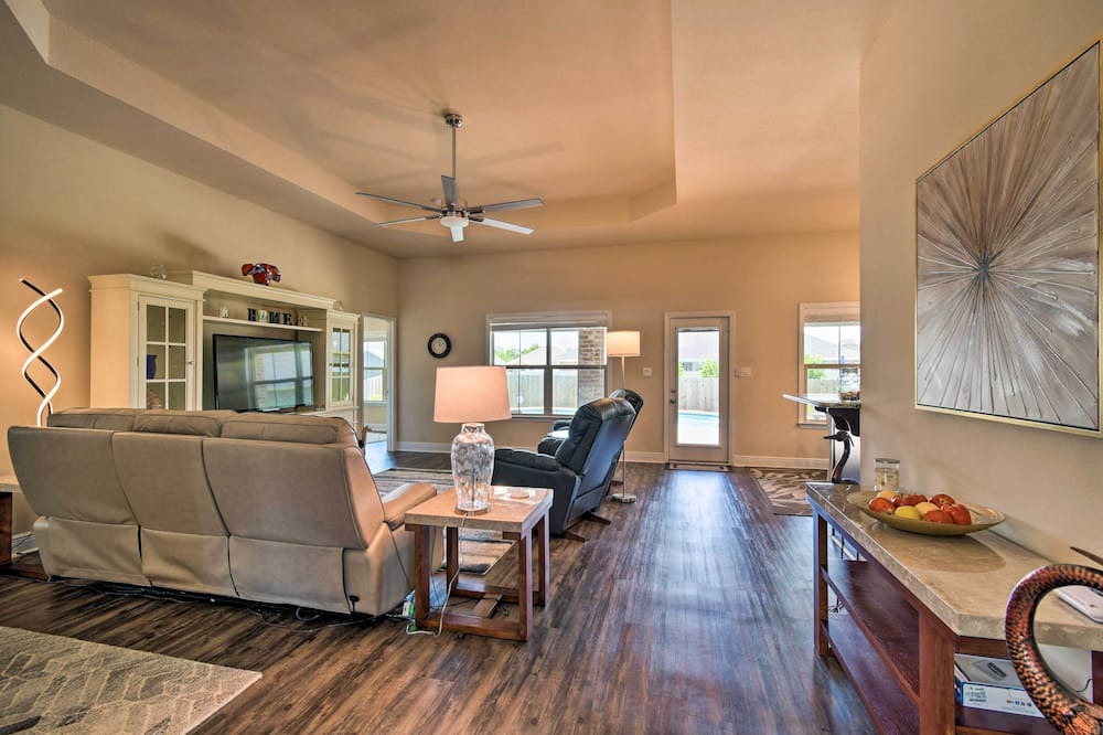 Photo of Livingroom in Foley