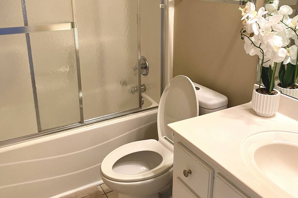 Photo of Bathroom in Gunter Afs