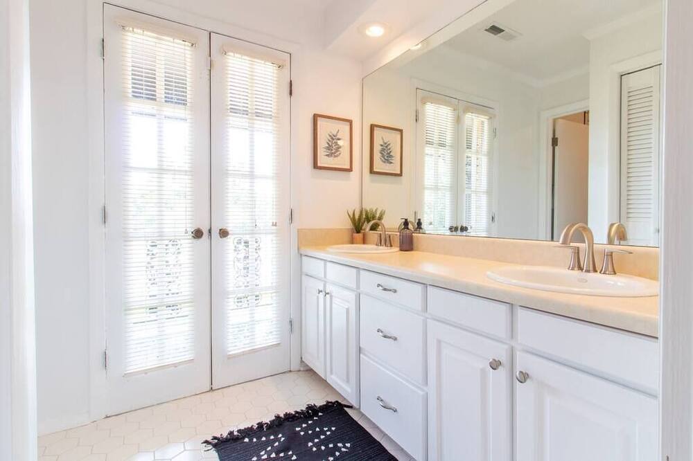 Photo of Bathroom in Enterprise