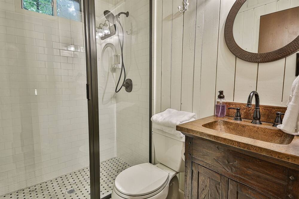 Photo of Bathroom in Walnut Mountain
