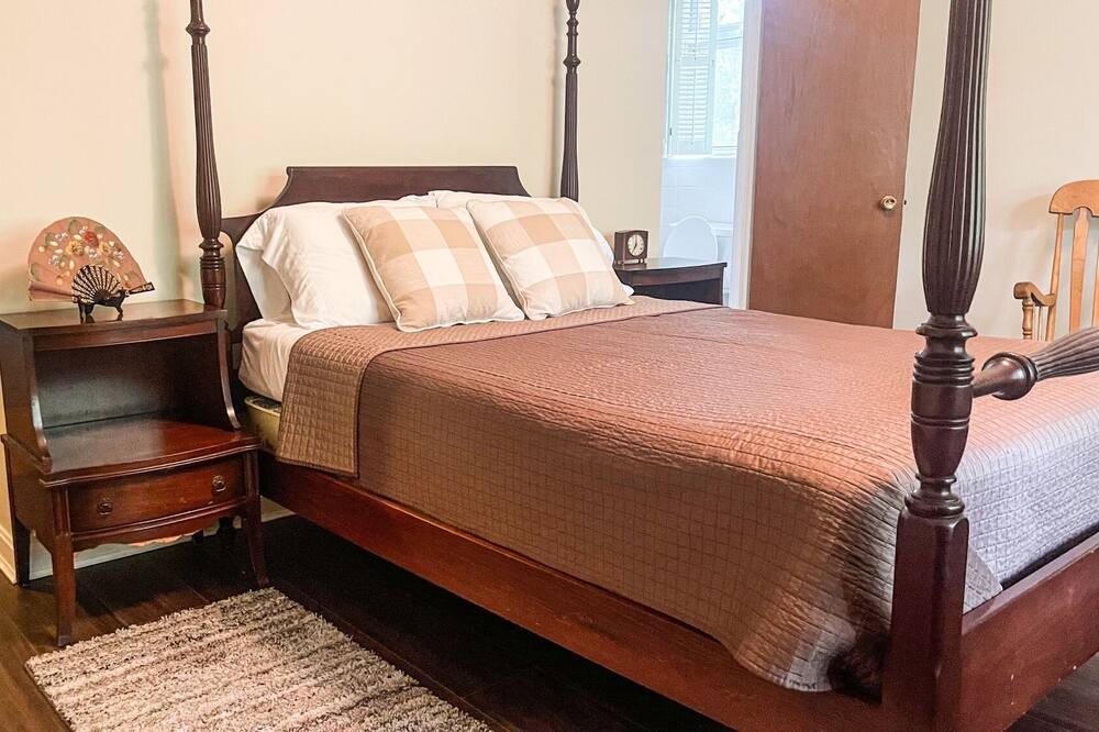 Photo of Bedroom in De Kalb
