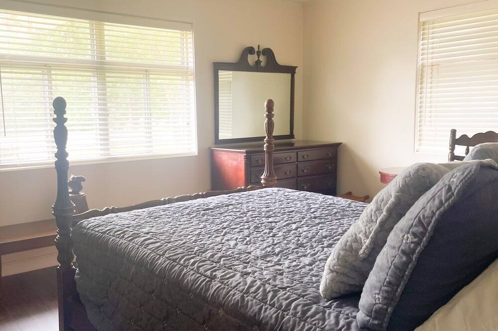Photo of Bedroom in De Kalb