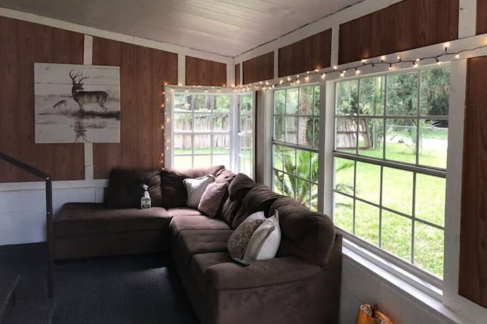 Photo of Livingroom in Lemon Bluff
