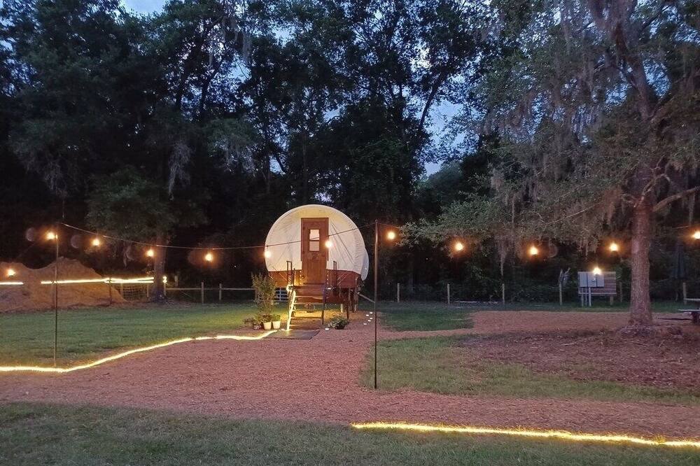 Photo of Outdoor in Putnam Hall