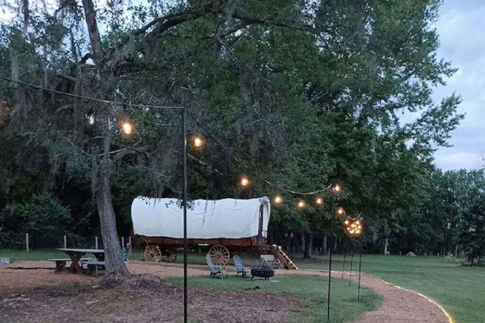Photo of Outdoor in Putnam Hall