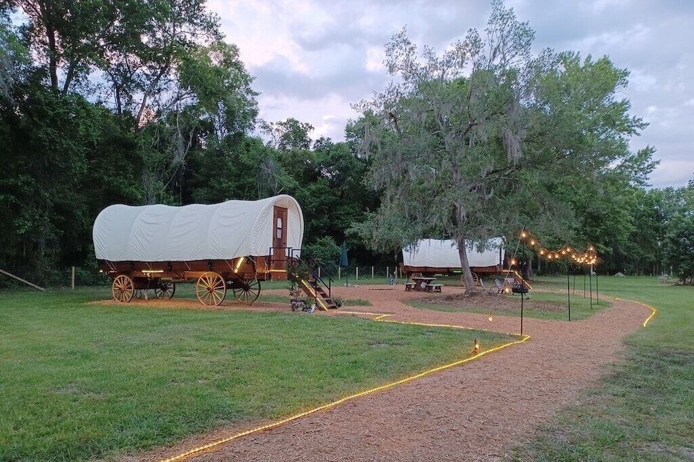 Photo of Outdoor in Putnam Hall