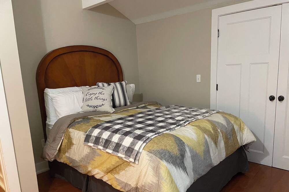 Photo of Bedroom in Tougaloo