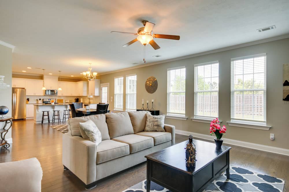 Photo of Livingroom in Canterbury Farms
