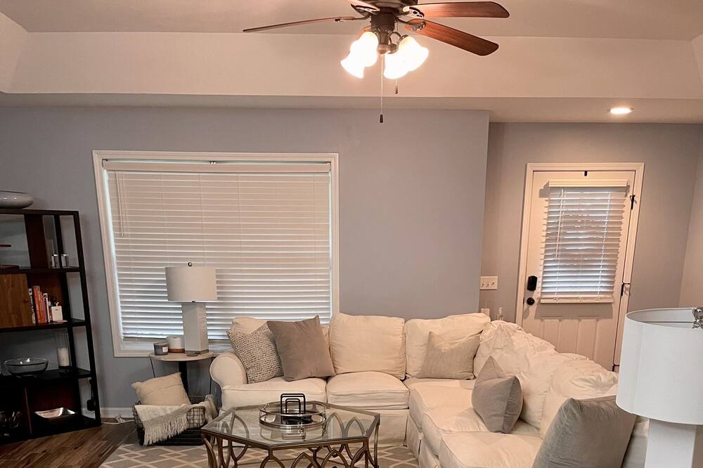 Photo of Livingroom in Enterprise