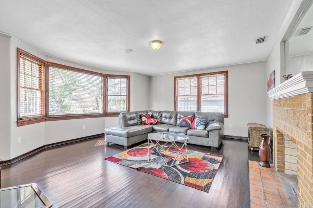 Photo of Livingroom in Urban Core