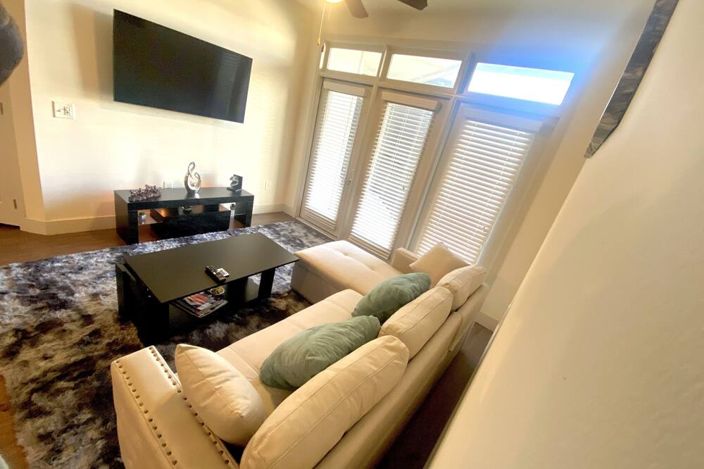 Photo of Livingroom in Oakland