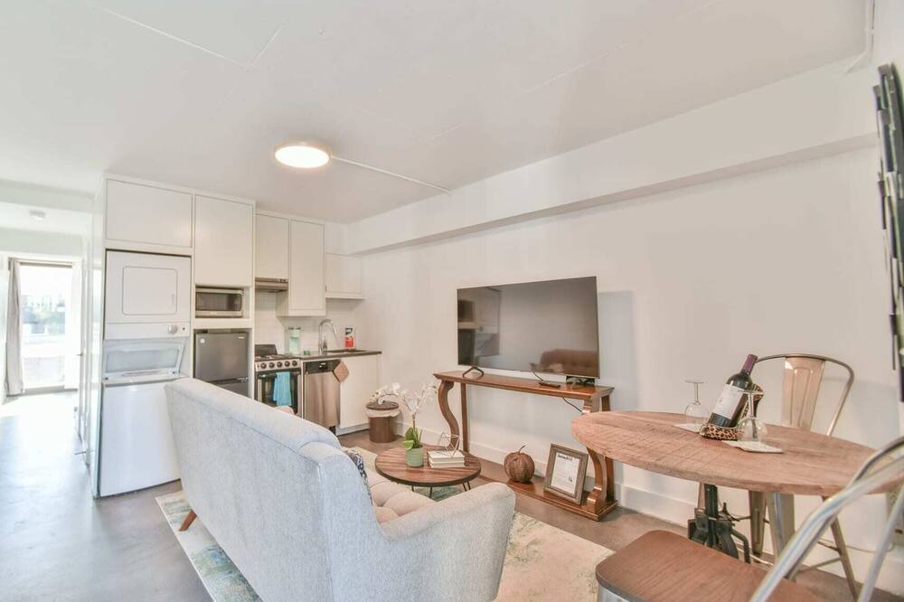 Photo of Livingroom in Virginia Highland