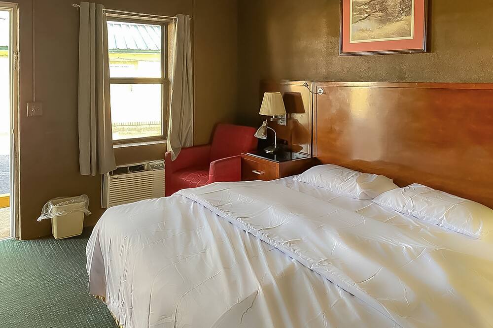 Photo of Bedroom in Tallassee