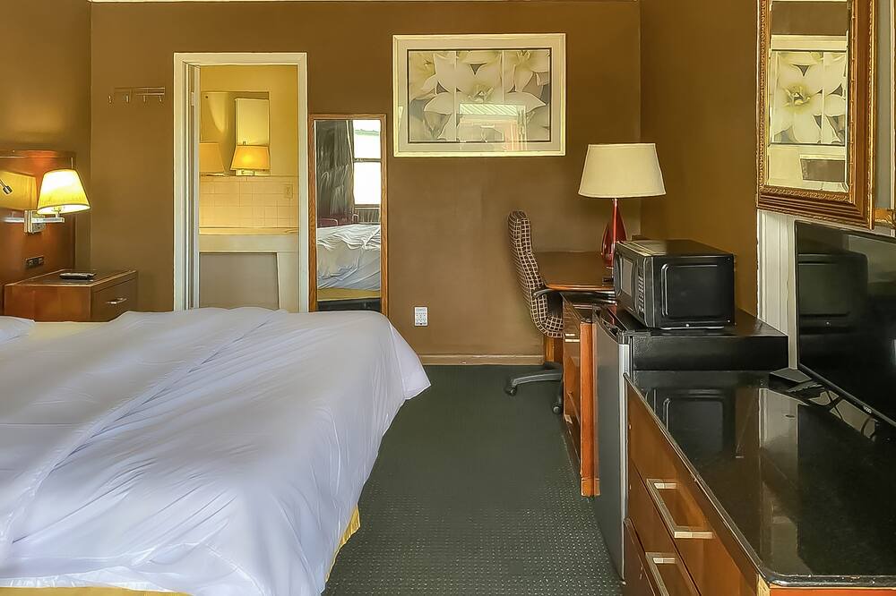 Photo of Bedroom in Tallassee