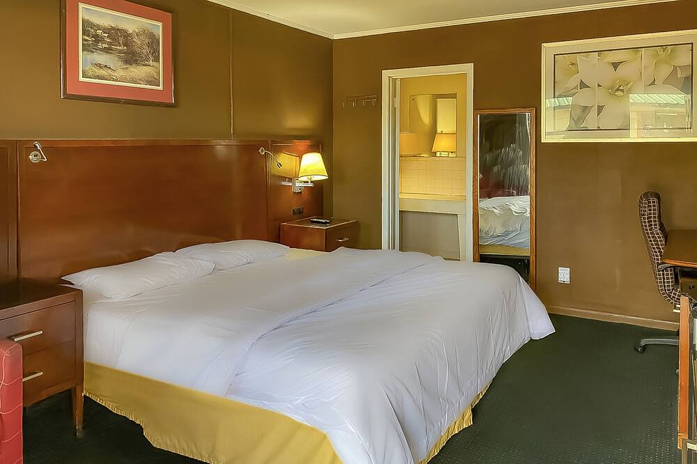 Photo of Bedroom in Tallassee