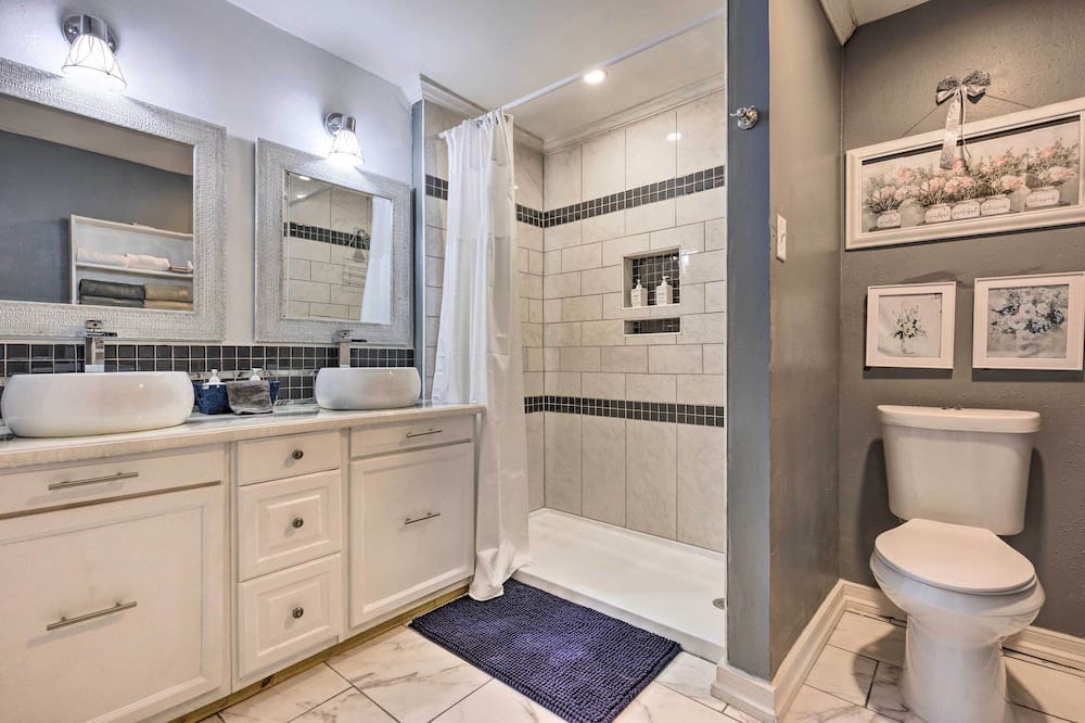 Photo of Bathroom in Saint Elmo