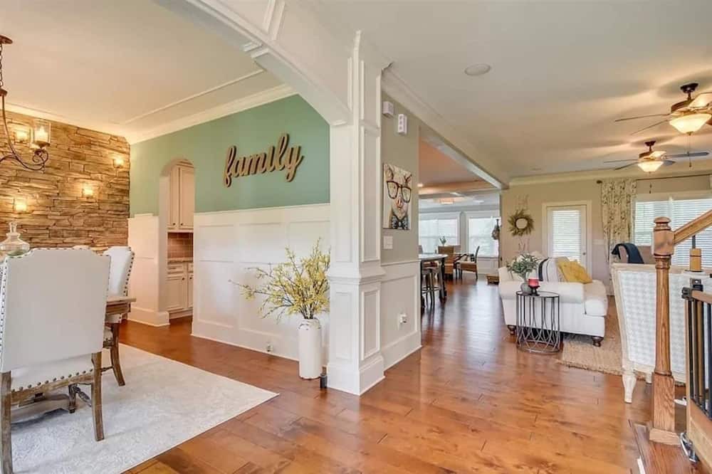 Photo of Livingroom in Canterbury Farms