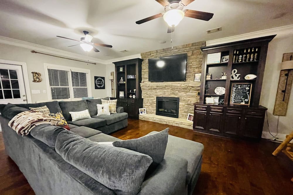 Photo of Livingroom in Canterbury Farms