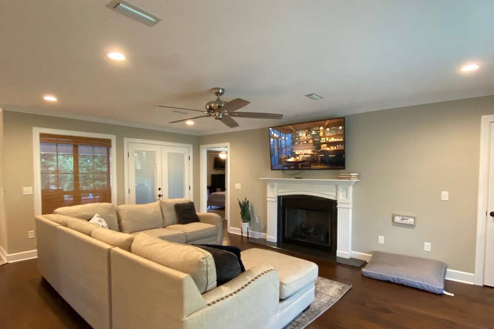 Photo of Livingroom in Enterprise